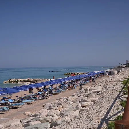 Ambra By Ermosa - Con Giardino E Sdraio - A 300 M Dal Mare