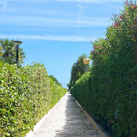 Ambra By Ermosa - Con Giardino E Sdraio - A 300 M Dal Mare *